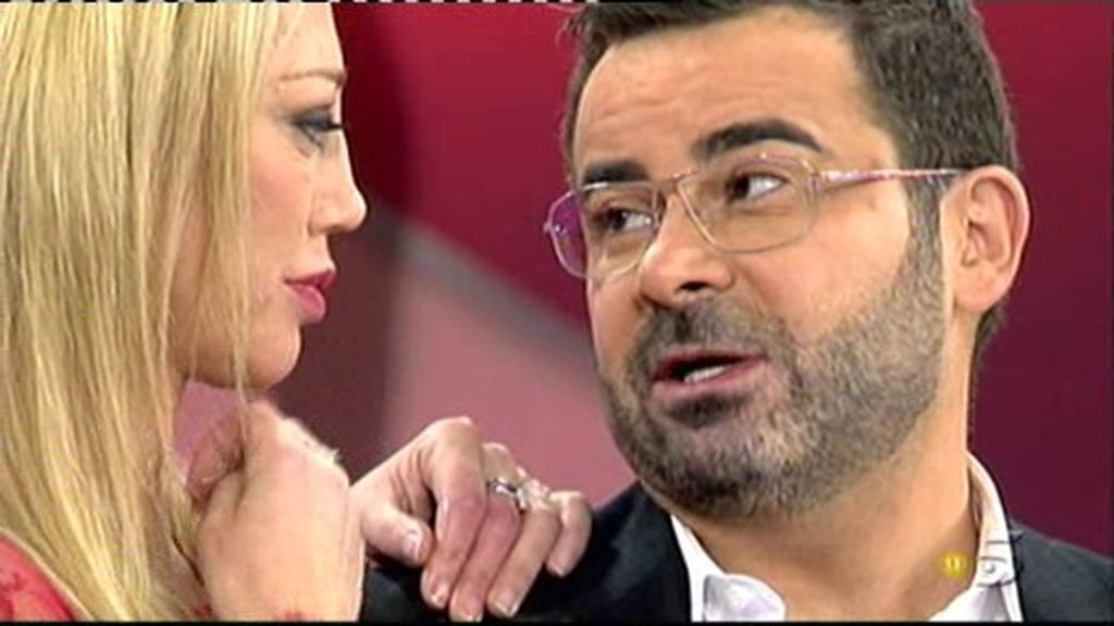 Blén Esteban y Jorge Javíer Vázquez se funden en un abrazo para despejar las dudas sobre su enfrentamiento