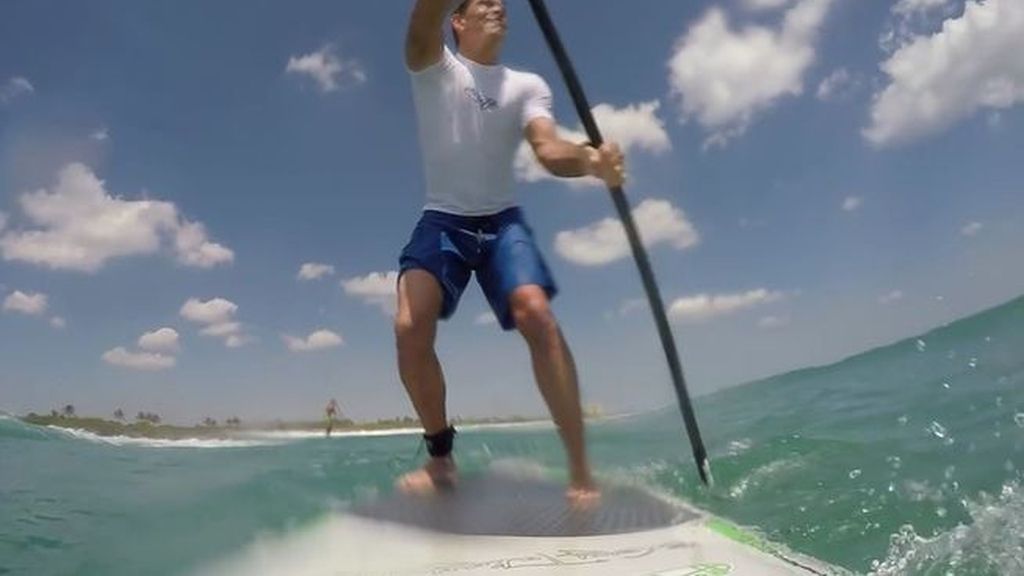 Así derriba un tiburón a un joven que practicaba paddleboard