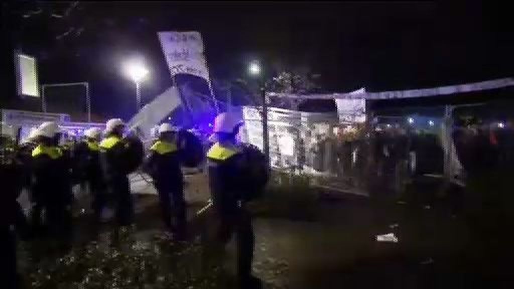 Enfrentamientos con la policía contra un campamento de refugiados en Holanda