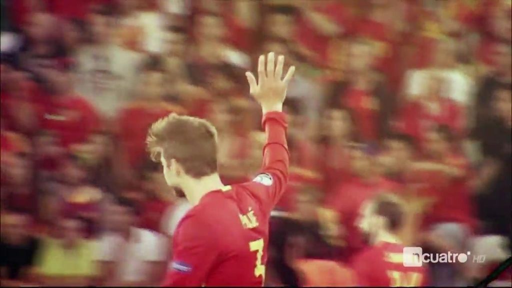 La afición de la Roja dedica una atronadora ovación a Piqué