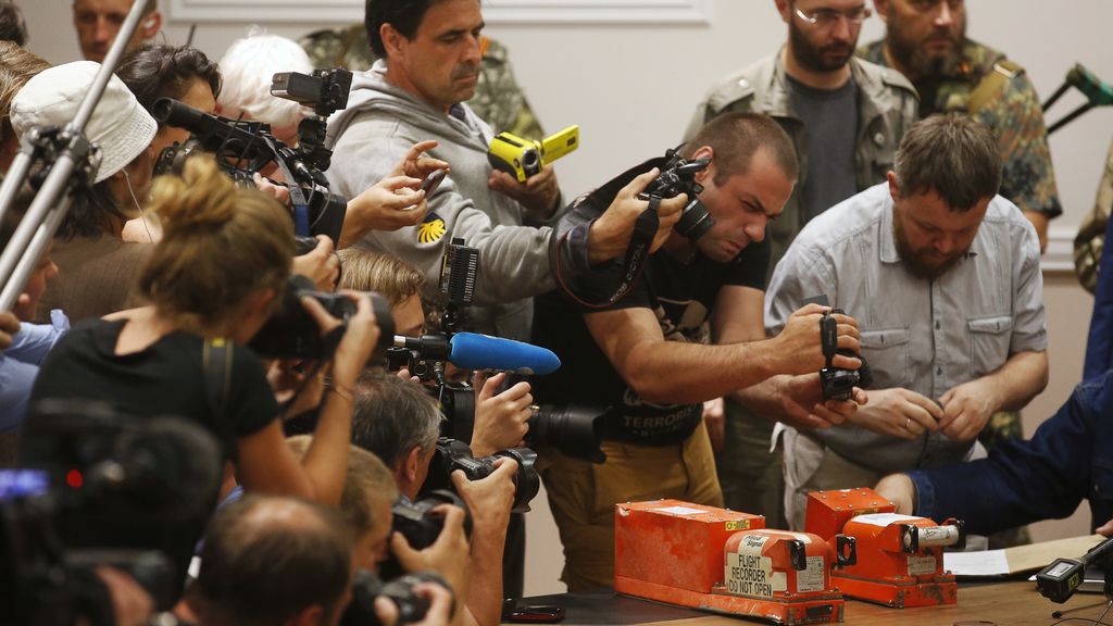 Los separatistas prorrusos entregan las cajas negras del avión derribado