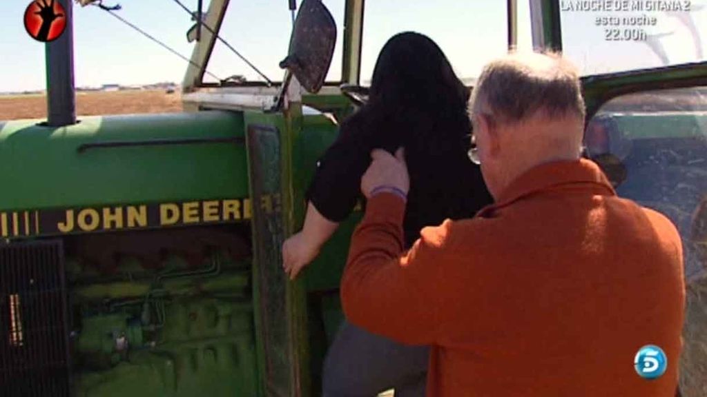 ¡Se ha metido tanto en la profesión que hasta ha conducido un tractor!