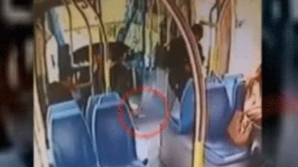 Dos niños palestinos atacan a un vigilante de seguridad de un tranvía