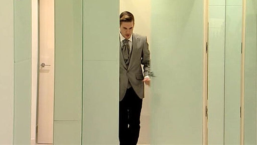 Antonio y María, junto a su wedding planner, buscan traje para su gran día