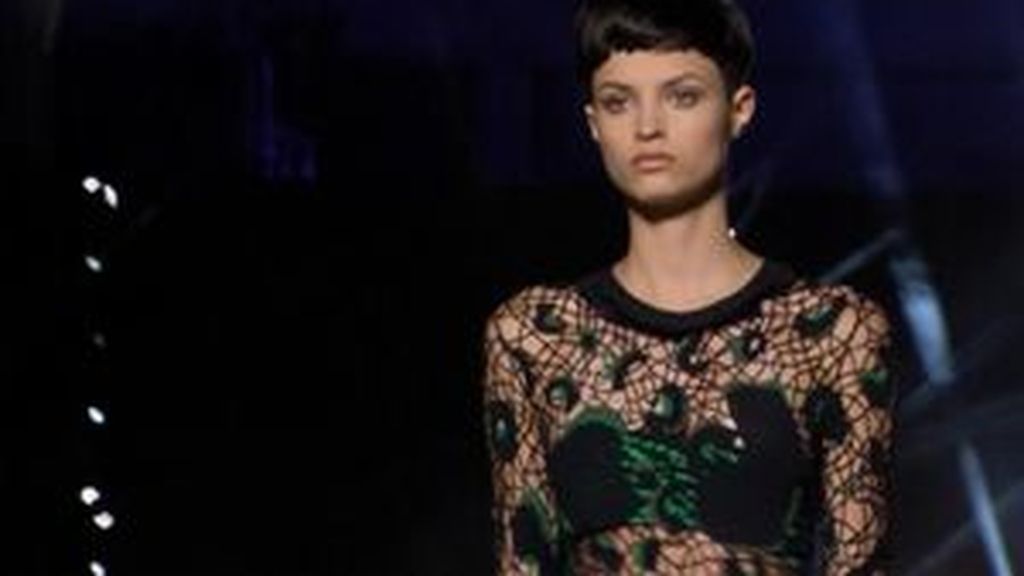 Versace vuelve a apostar por el estampado militar en la colección Primavera-Verano 2016