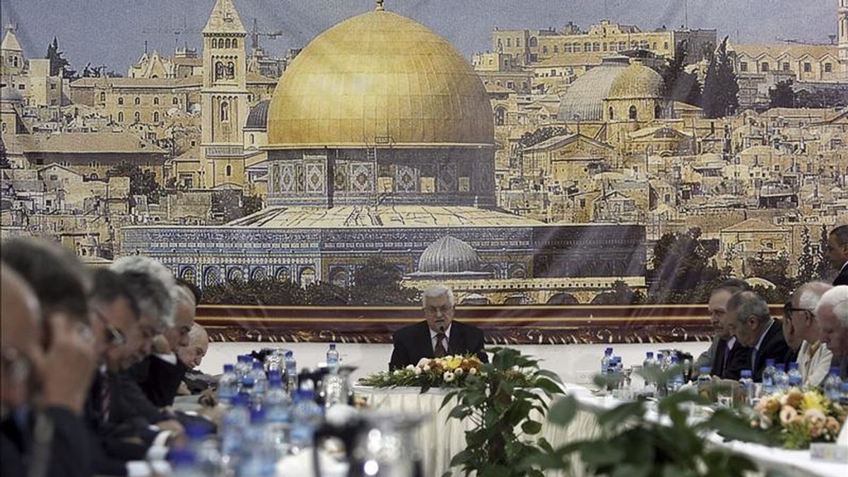 El presidente de la Autoridad Palestina, Mahmud Abás, (c), participa en un encuentro con su gabinete, en la ciudad cisjordana de Ramala. EFE El presidente de la Autoridad Palestina, Mahmud Abás, (c), participa en un encuentro con su gabinete, en la ciudad cisjordana de Ramala. EFE