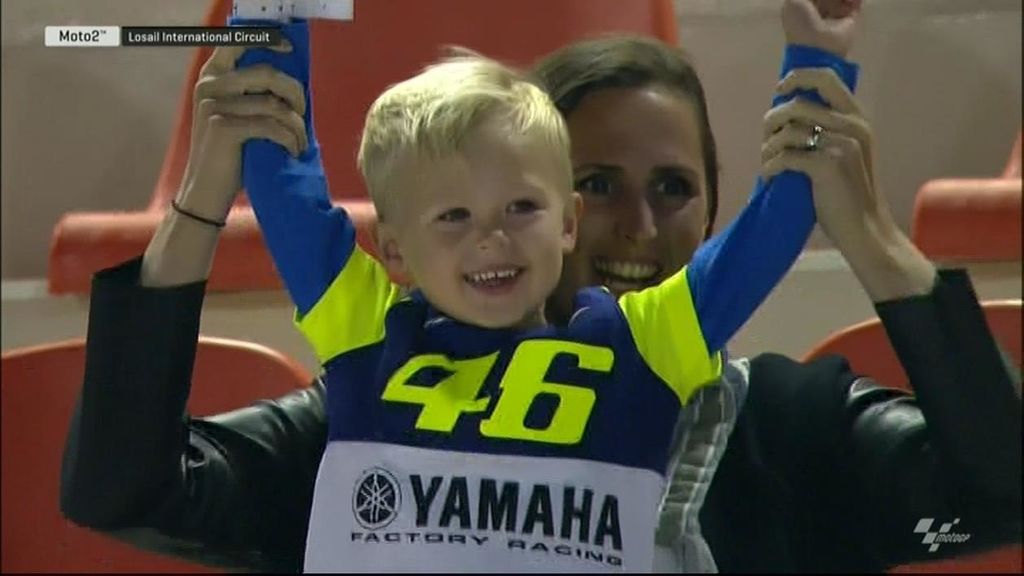 El niño que se llevó la alegría del día en Catar: Rossi renueva con Yamaha