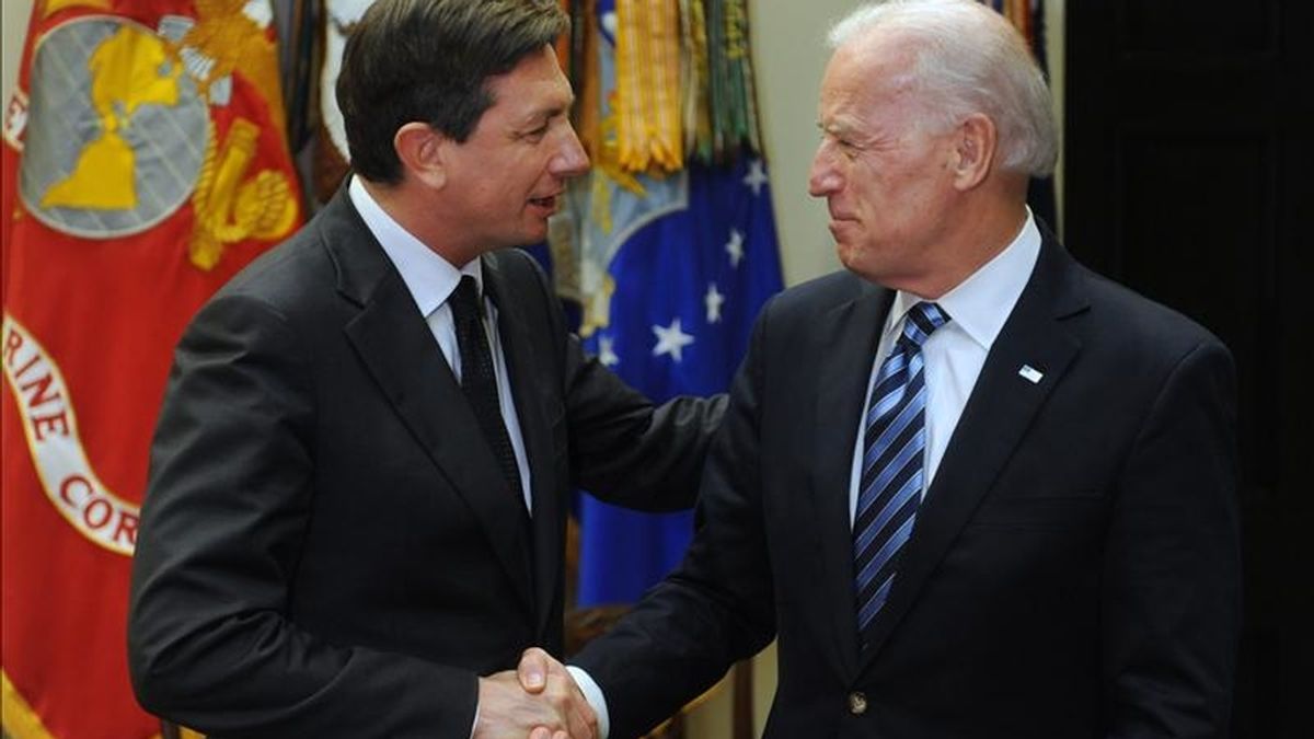 El vicepresidente de EEUU, Joe Biden (d), estrecha la mano del primer ministro de Eslovenia, Borut Pahor (i),  durante un encuentro en la Casa Blanca en Washington DC (EEUU). EFE