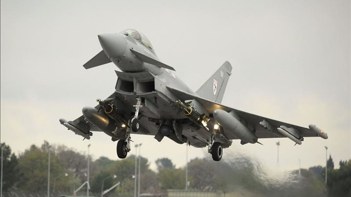 Imagen facilitada por el ministerio de Defensa británico ayer, 18 de abril de 2011, muestra un avión Typhoon de la Real Fuerza Aérea Británica que despega desde Gioia del Colle (Italia), el 16 de abril de 2011. EFE/Sergeant Pete Mobbs/British Ministry of Defense