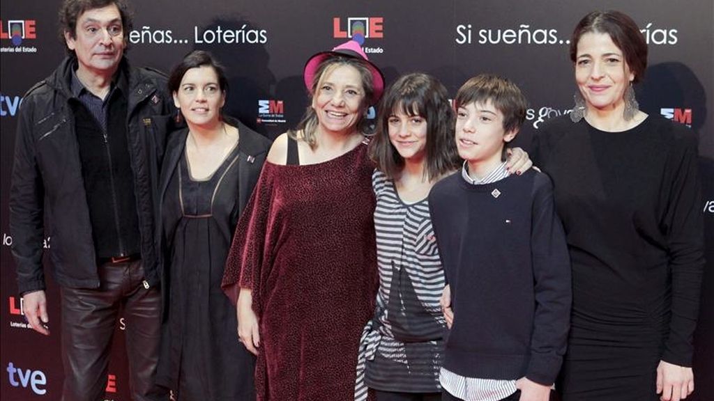El director mallorquín Agustí Villaronga (i), posa con los actores de la película, "Pa negre", durante la fiesta de los candidatos a la XXV edición de los Premios Goya 2011, convocatoria en la que obtuvo varios de los galardones. EFE/Archivo El director mallorquín Agustí Villaronga (i), posa con los actores de la película, "Pa negre", durante la fiesta de los candidatos a la XXV edición de los Premios Goya 2011, convocatoria en la que obtuvo varios de los galardones. EFE/Archivo