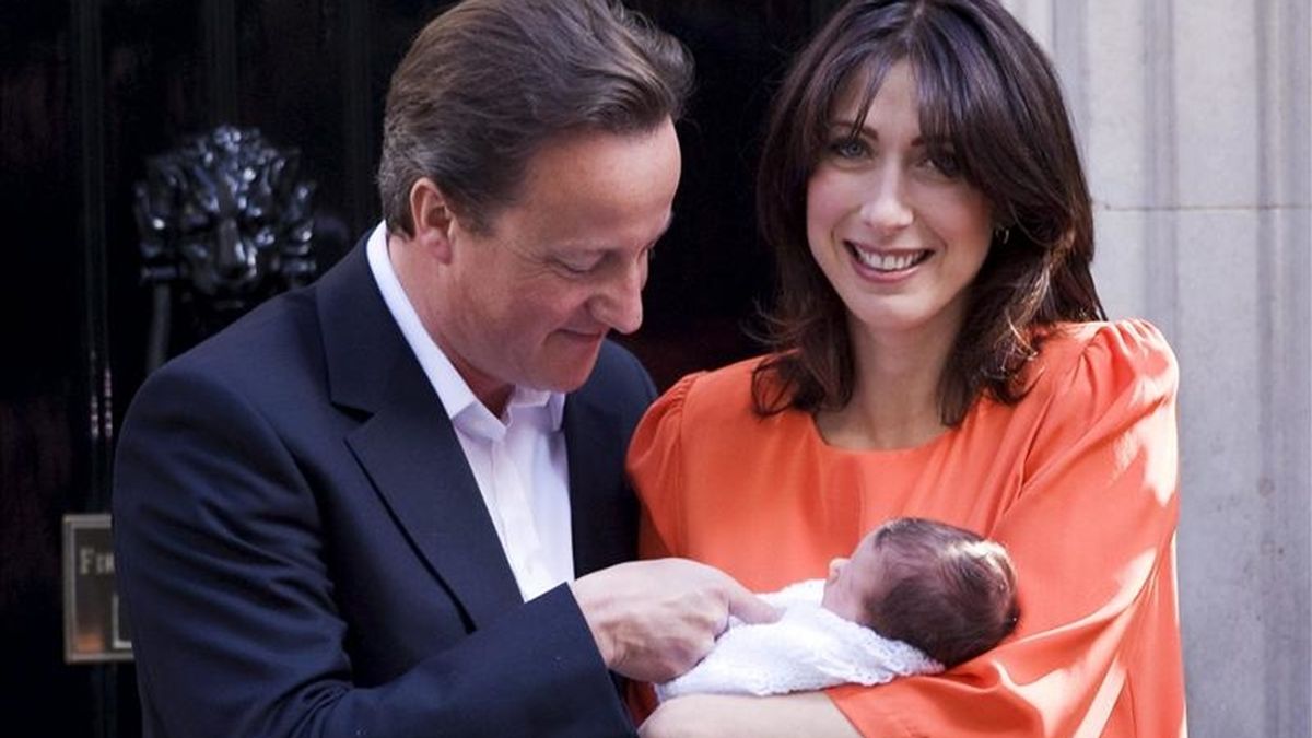 El primer ministro británico, David Cameron, y su mujer Samantha presentan a su hija recién nacida, Florence Rose Endellion, a la entrada de su residencia en el número 10 de Downing Street, en el centro de Londres (Reino Unido), el pasado 3 de septiembre.Cameron tiene otros dos hijos de 7 y 4 años.  EFE/Archivo