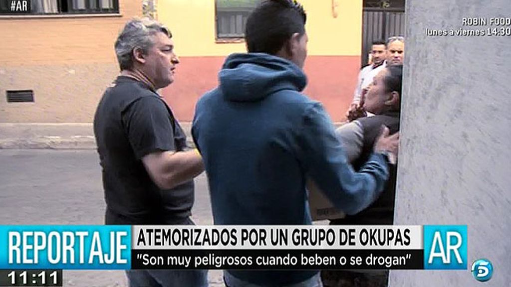 'El Pera' testigo de una tensa discusión entre vecinos y 'okupas' en Vallecas