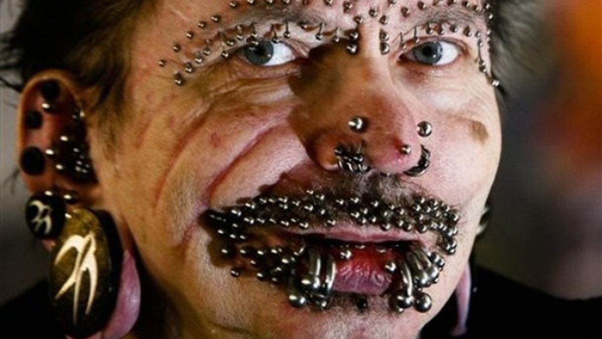 Rolf muestra orgulloso sus piercings. Foto: AP