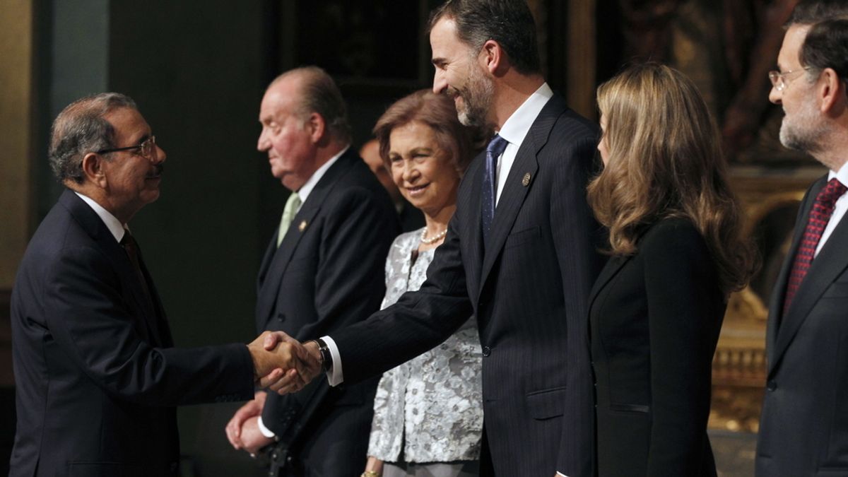 Los Reyes, los Príncipes de Asturias y Rajoy reciben a las delegaciones en el Oratorio de San Felipe Neri