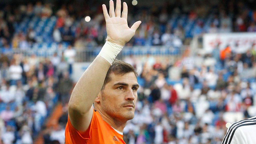 Casillas, adiós a 25 años de historia blanca