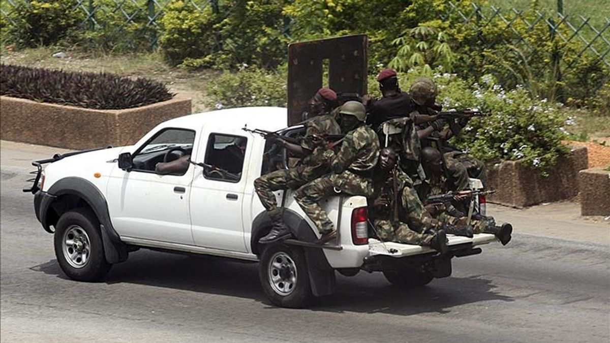 Fuerzas leales al presidente saliente Laurent Gbagbo patrullan una calle de Abiyán, Costa de Marfil,  ayer domingo 3 de abril. EFE