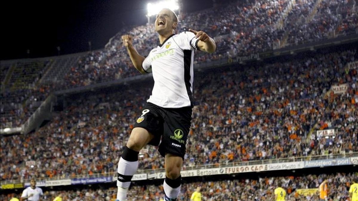 El delantero del Valencia CF Roberto Soldado celebra su gol durante el partido correspondiente a la trigésima primera jornada del Campeonato Nacional de Liga de Primera División que enfrentó al conjunto che con el Villarreal CF este domingo en el estadio de Mestalla. EFE