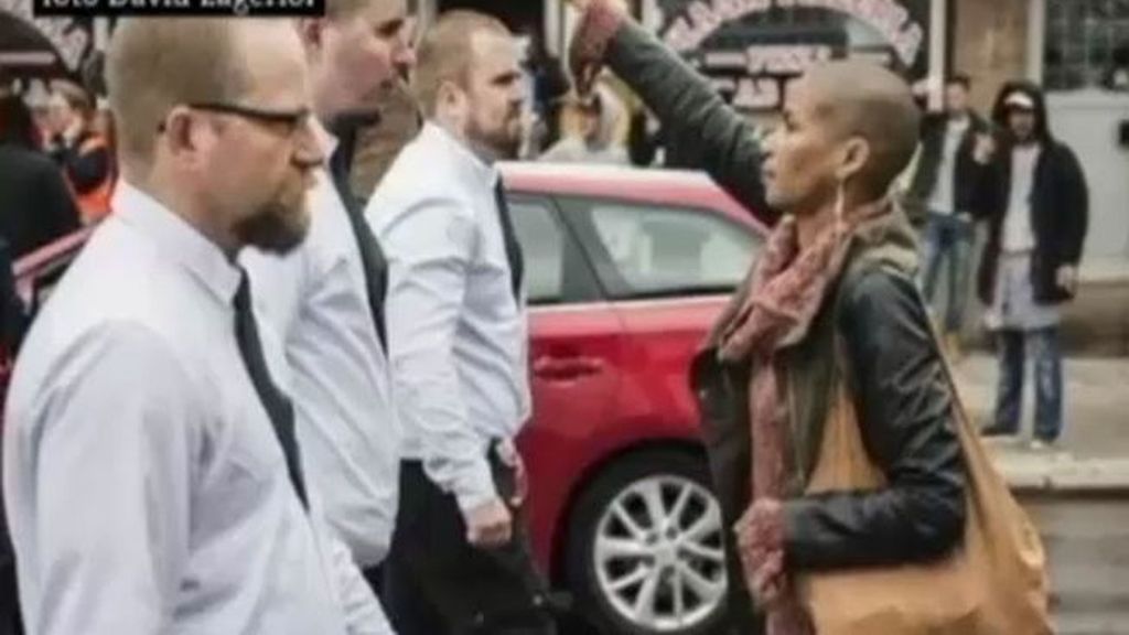 El gesto heroico de una mujer sueca frente a los neonazis