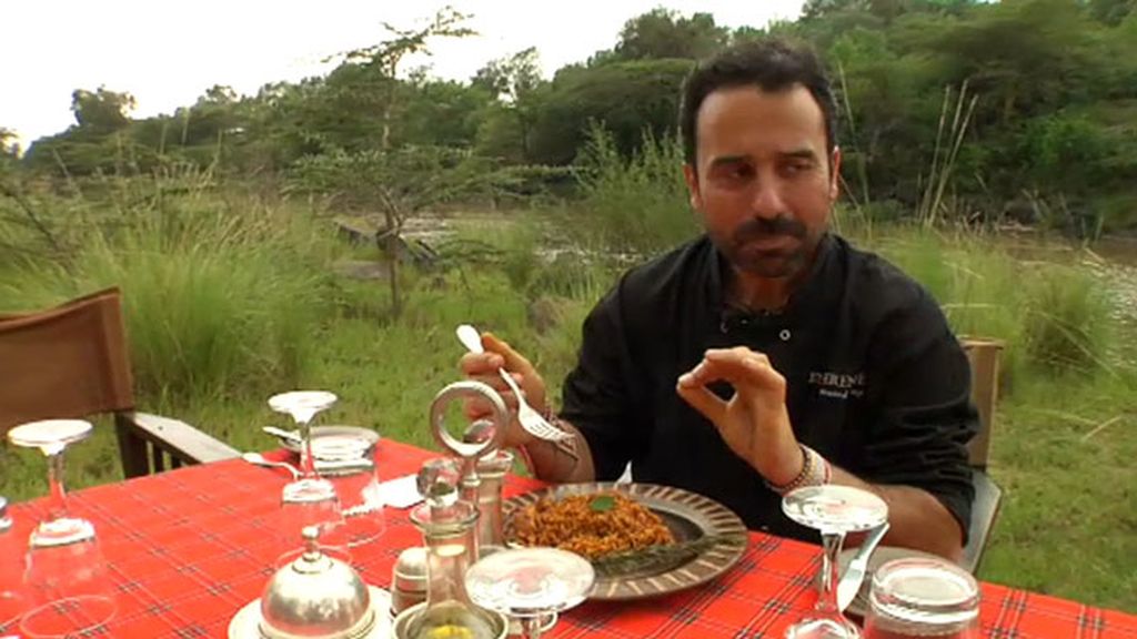 Raúl nos ofrece la comida más salvaje de África: arroz con cocodrilo y vino de Kenia