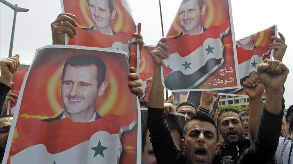 Activistas sirios gritan lemas en favor del régimen del presidente sirio Bachar Al Asad ante el edificio de la ONU en Beirut, Libano, ayer lunes 2 de mayo de 2011. EFE