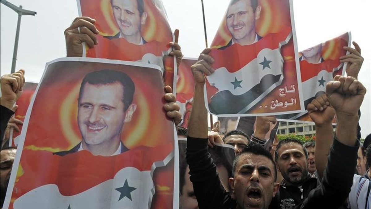 Activistas sirios gritan lemas en favor del régimen del presidente sirio Bachar Al Asad ante el edificio de la ONU en Beirut, Libano, ayer lunes 2 de mayo de 2011. EFE