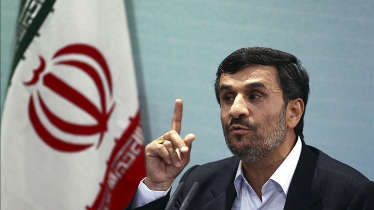 El presidente iraní, Mahmud Ahmadineyad, comparece ante los medios en Teherán (Irán), el 4 de abril de 2011. EFE/Archivo