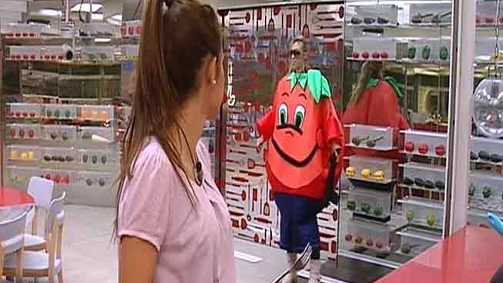 Los concursantes se disfrazan de la mascota del Mundial del ’82