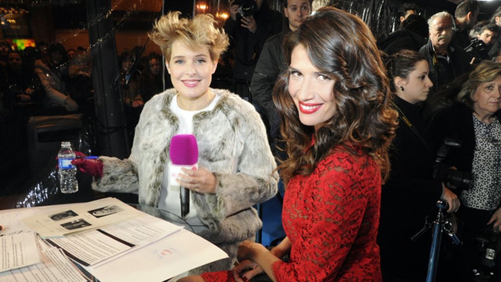 Elia Galera entrevistada en la alfombra roja por Tania Llasera