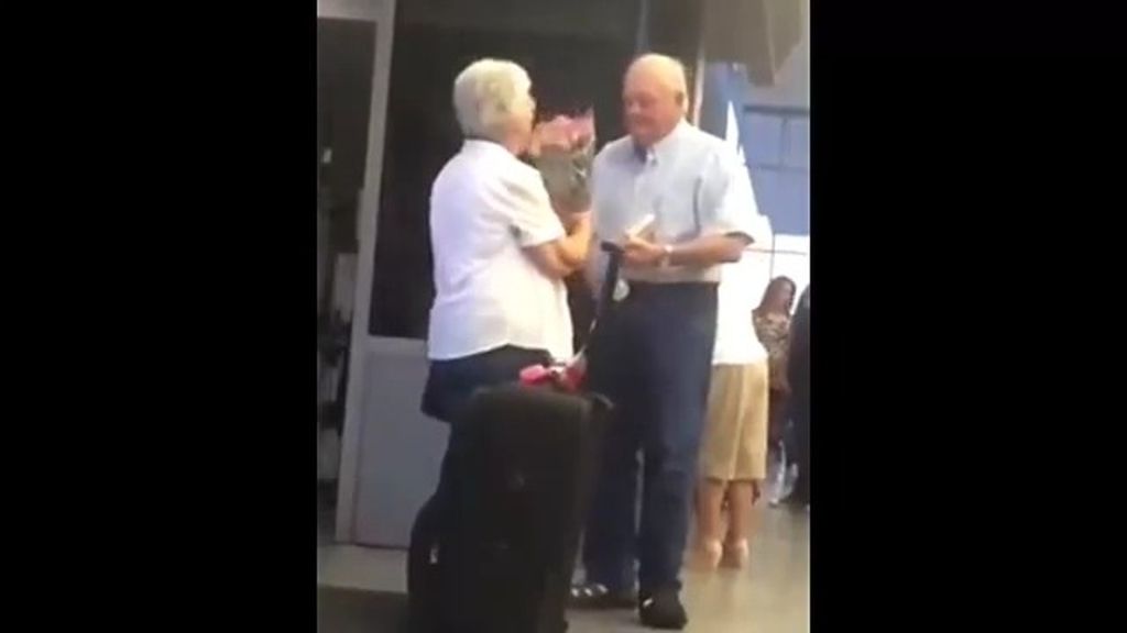 Sorpresa en el aeropuerto que se vuelve viral: Tierno reencuentro de un 'viejo' matrimonio