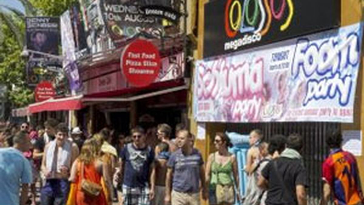 En la imagen, la entrada de la discoteca donde se originaron los altercados. Foto: EFE