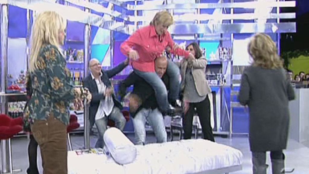 Entre bromas, la colaboradora cada vez se integra más en el grupo