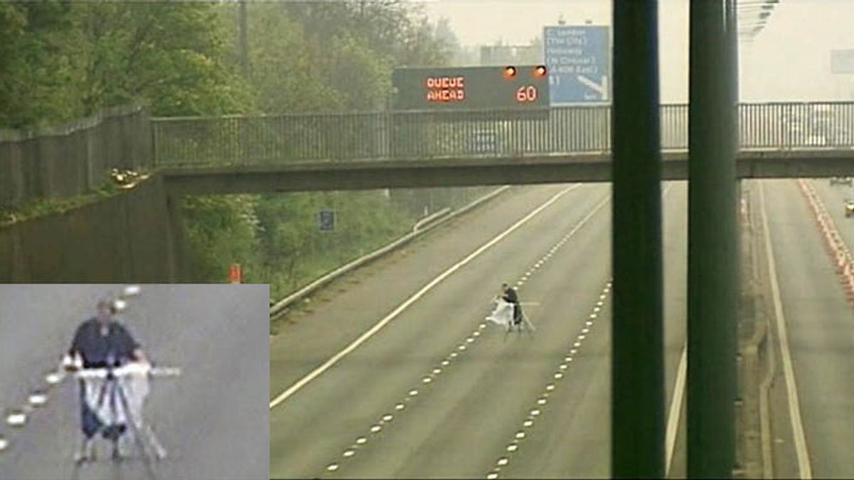 La misteriosa imagen del hombre que plancha. Foto Daily Mail.