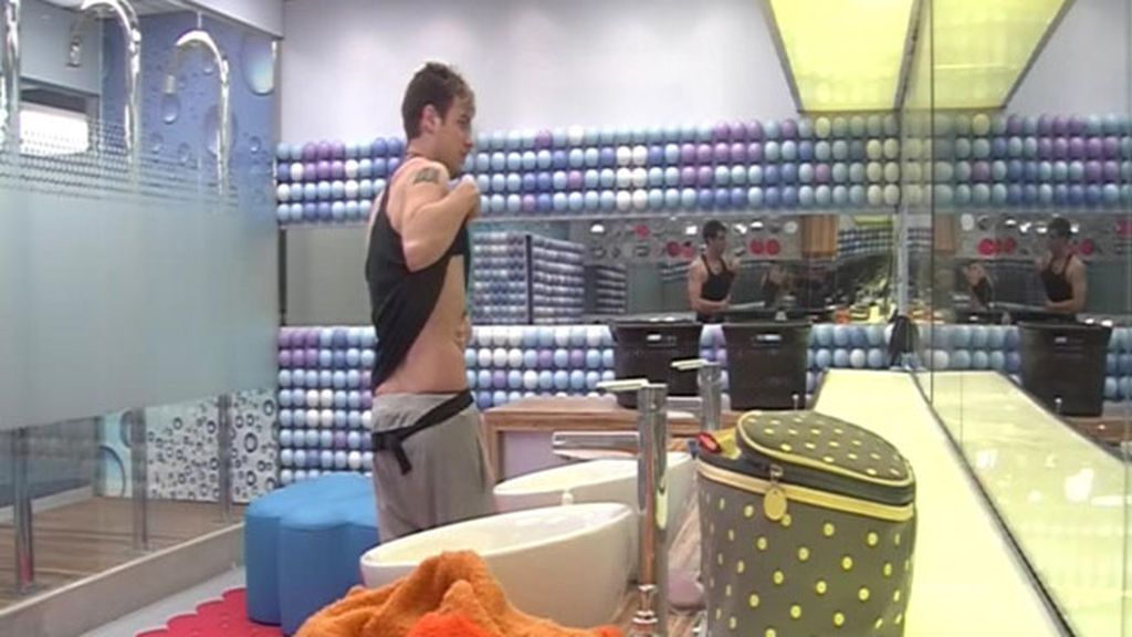 Iván se examina sus abdominales