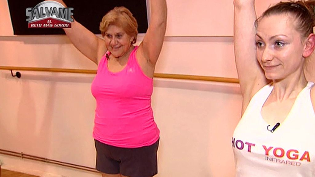 Carmen Bazán intenta hacer yoga
