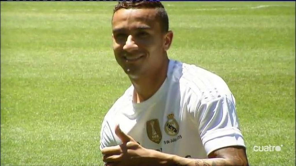 Danilo ya luce su nueva camiseta blanca en la presentación del Santiago Bernabéu