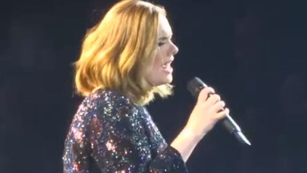 Esto es lo que sucede cuando Adele se queda sin sonido durante un concierto