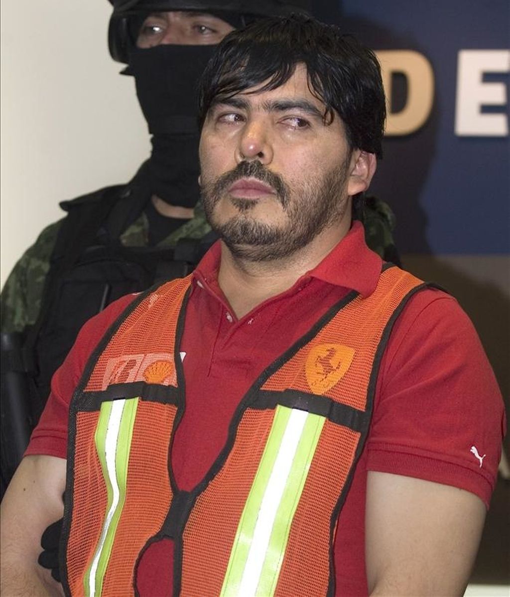 Miembros del Ejército mexicano muestran hoy, viernes 13 de mayo de 2011, en la sede de la Secretaría de la Defensa Nacional en la capital a Martín Beltrán Coronel, alias "El Águila", un importante líder del cártel de las drogas de Sinaloa, al que se considera el sucesor en una zona del país de Ignacio "Nacho" Coronel, muerto en 2010. Beltrán Coronel fue detenido en un lujoso conjunto residencial del municipio de Zapopán, parte del área metropolitana de Guadalajara, capital de Jalisco (oeste de México), en compañía de cuatro presuntos cómplices . EFE