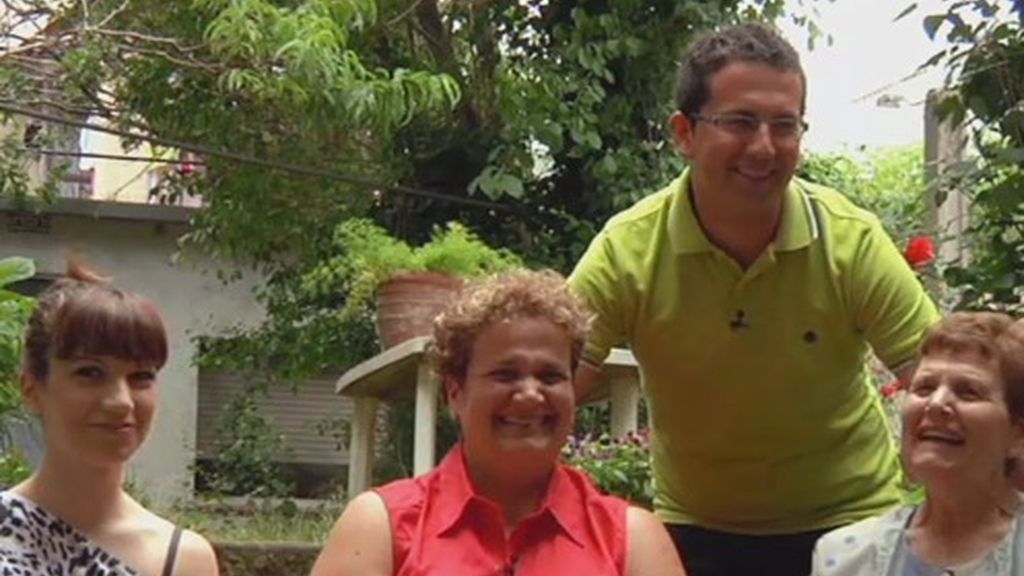 Las mujeres de Joaquín, su madre, su abuela y su hermana. Todas ellas hablan, "desinteresadamente", maravillas de él