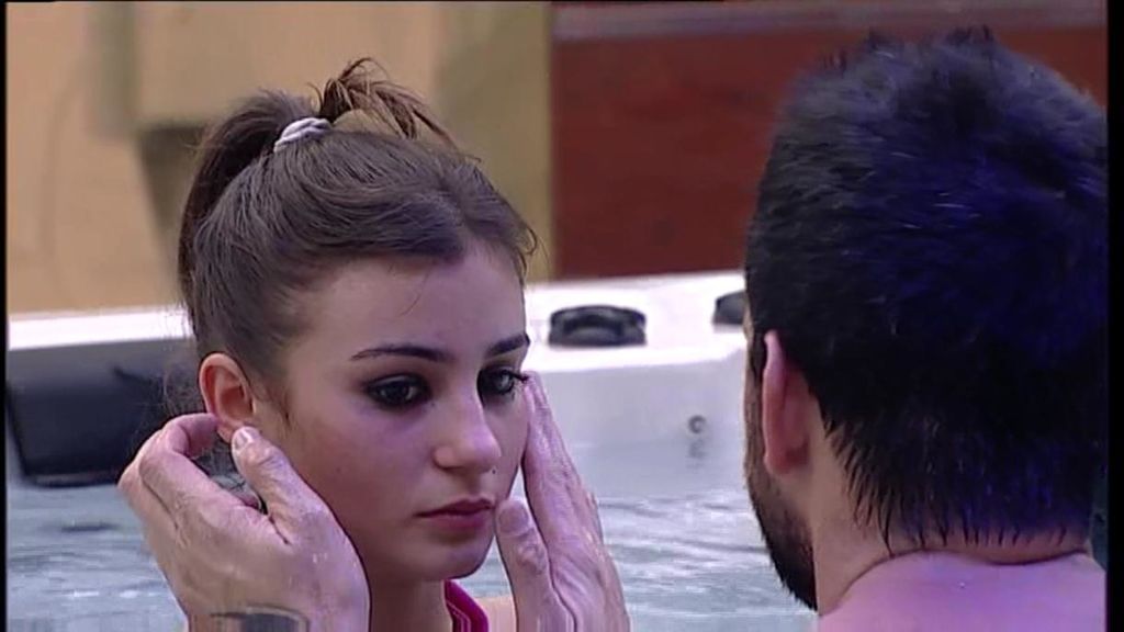 Danny y Eva no ocultan su amor en el jacuzzi