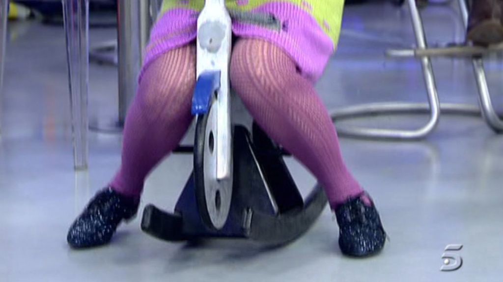 La periodista cambia la silla por la mini-bici