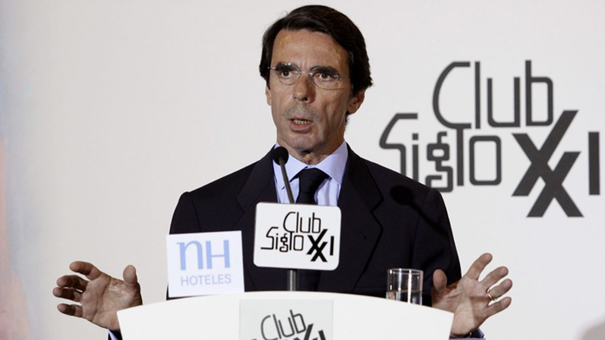 Aznar pide a Rajoy que baje los impuestos