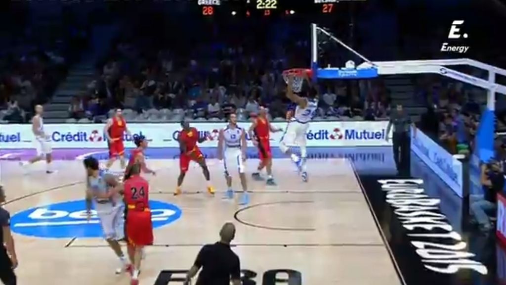 ¡Menudo alley-oop de Antetokounmpo! ¡No se quiere descolgar del aro!