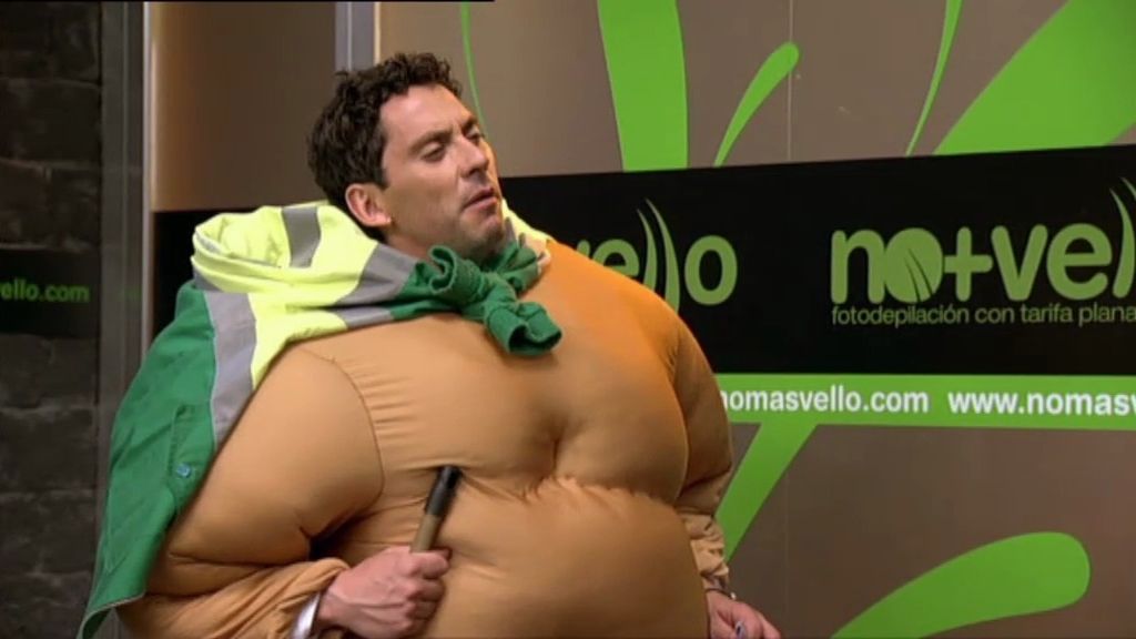 Su madre le pone un antiguo traje suyo de cuando era vedette