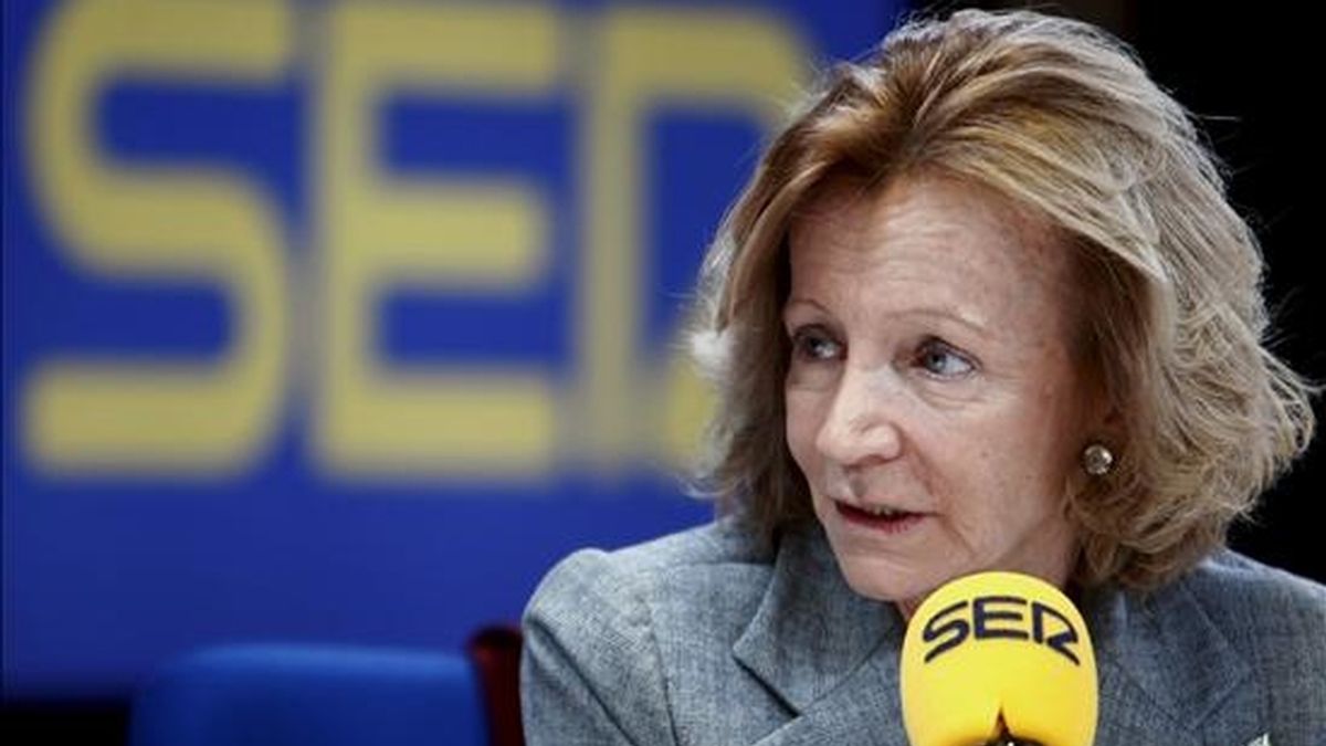 La vicepresidenta segunda del Gobierno, Elena Salgado, aseguró hoy, en declaraciones a la cadena Ser, que ve posibilidades de llegar a un acuerdo con los sindicatos para la reforma de las pensiones, si bien reconoció que es un tema "complicado" y que hay que seguir hablando. EFE La vicepresidenta segunda del Gobierno, Elena Salgado, aseguró hoy, en declaraciones a la cadena Ser, que ve posibilidades de llegar a un acuerdo con los sindicatos para la reforma de las pensiones, si bien reconoció que es un tema "complicado" y que hay que seguir hablando. EFE