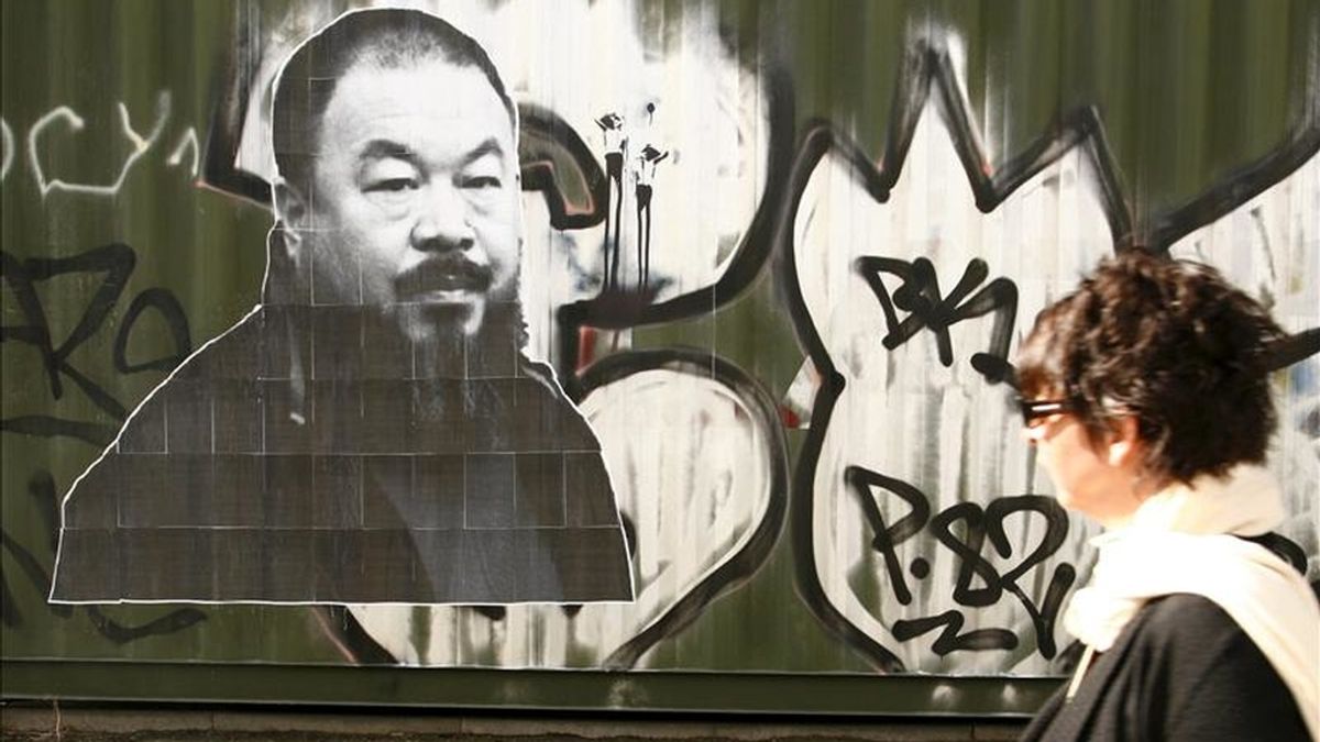 Retrato del activista y artista chino Ai Weiwei en una pared en Berlín hoy. EFE