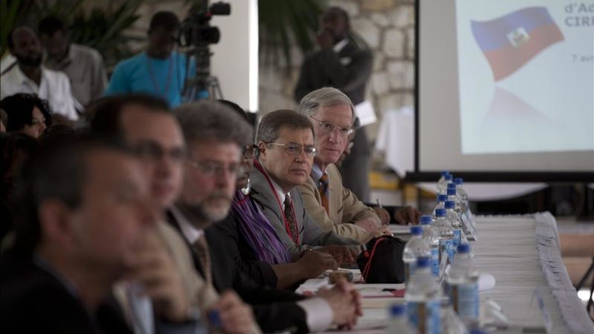 El embajador español para la Reconstrucción de Haití, Arturo Reig (c), escucha al primer ministro del país caribeño y copresidente de la Comisión Interina para la Reconstrucción de Haití (CIRH), Jean Max Bellerive, durante la reunión de la comisión en Puerto Príncipe (Haití). EFE