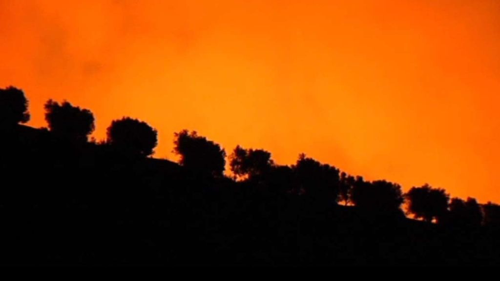 El fuego avanza sin control en la sierra granadina