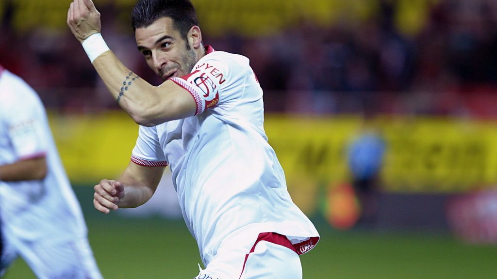El delantero del Sevilla Álvaro Negredo celebra el gol marcado ante el Zaragoza durante el partido de vuelta de cuartos de final de la Copa del Rey