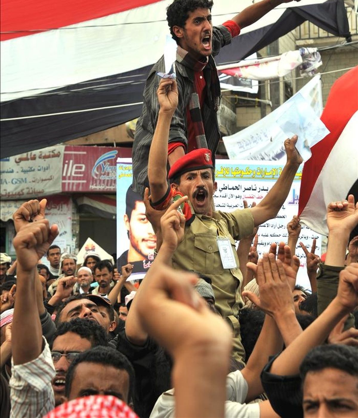 Manifestantes antigubernamentales participan en una protesta contra el presidente yemení, Ali Abdalá Saleh, en Saná, Yemen. EFE