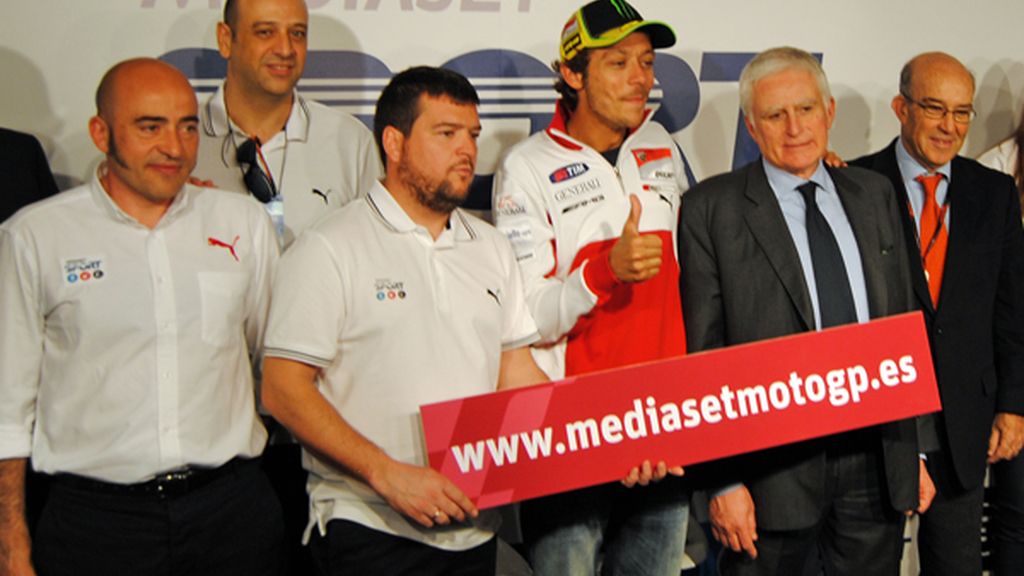 Valentino Rossi posa con parte del equipo de Mediaset